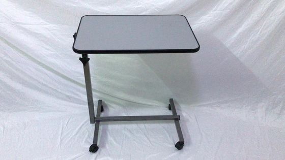 Ασθενείς 700mmx1010mm Overbed πίνακας δίσκων νοσοκομειακού κρεβατιού με τις ρόδες