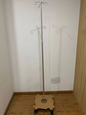Κινητή περιουσία αλουμινίου που στέκεται IV στάση IV έγχυσης υπομονετικό δωμάτιο κρεβατιών Πολωνού