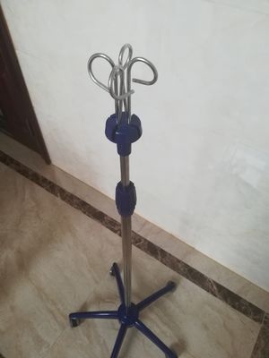 Ιατρικό επίπλων νέο IV στάσεων πλαίσιο IV έγχυσης ύψους διευθετήσιμο πόλος