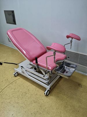 Ηλεκτρικό μαιευτικό κρεβατιών ροζ χρώματος κρεβατιών γυναικολογίας ειδικό μαιευτικό