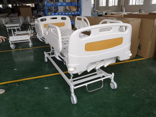 Ασταθές υπομονετικό χειρωνακτικό νοσοκομειακό κρεβάτι κρεβατιών τρία με τους πολυτελείς κεντρικούς κάστορες κλειδώματος