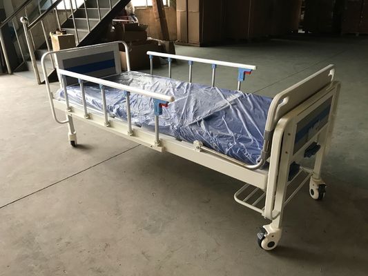 Ιατρικό χειρωνακτικό νοσοκομειακό κρεβάτι δύο λειτουργιών με δύο στροφάλους και πέρα από τον πίνακα κρεβατιών