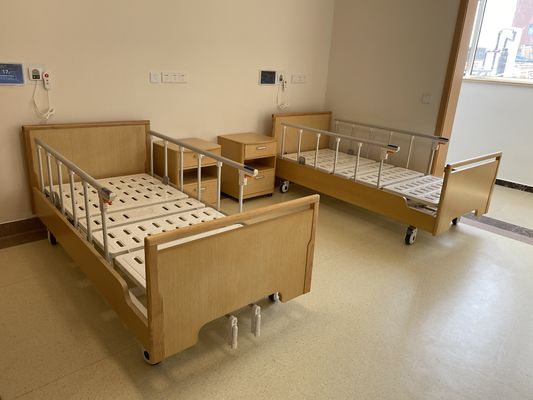 Νοσοκομείων αργιλίου κραμάτων χειρωνακτικό κρεβάτι δύο λειτουργίας προστατευτικών κιγκλιδωμάτων ξύλινο υλικό