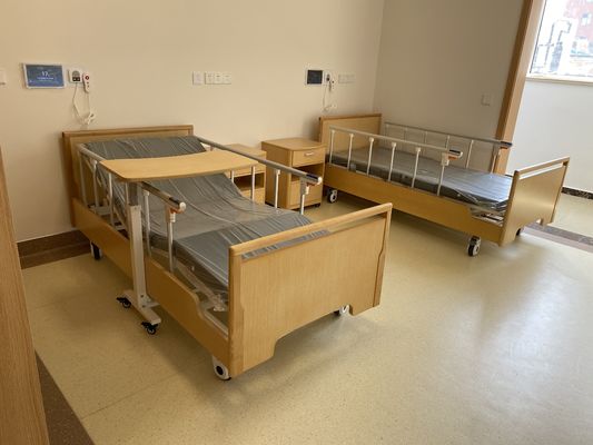 Τρία ξύλινα νοσοκομειακά κρεβάτια κρεβατιών προσοχής ιδιωτικών κλινικών λειτουργιών ηλεκτρικά για τους ηλικιωμένους