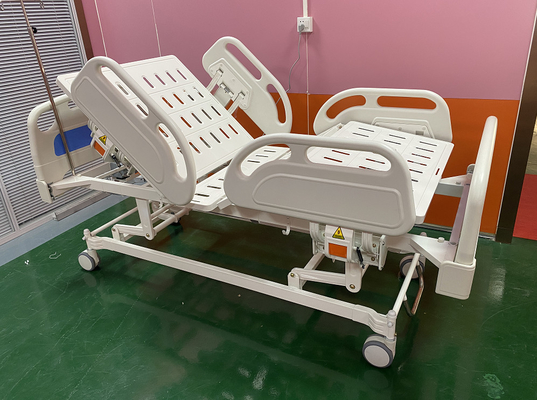 Δωμάτιο τρία θαλάμων ICU μπλε λευκό νοσοκομειακών κρεβατιών λειτουργίας ηλεκτρικό
